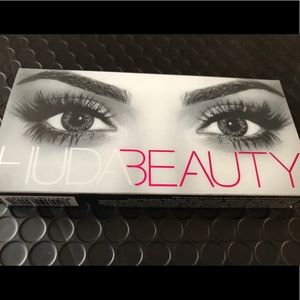 HUDA BEAUTY Samantha #7 Lashes NWT